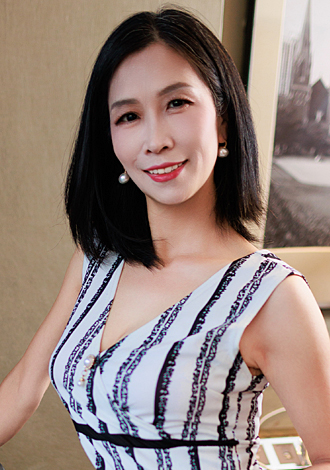 Date the member of your dreams: young Asian profile Aiqiong(Jane) from Shenzhen